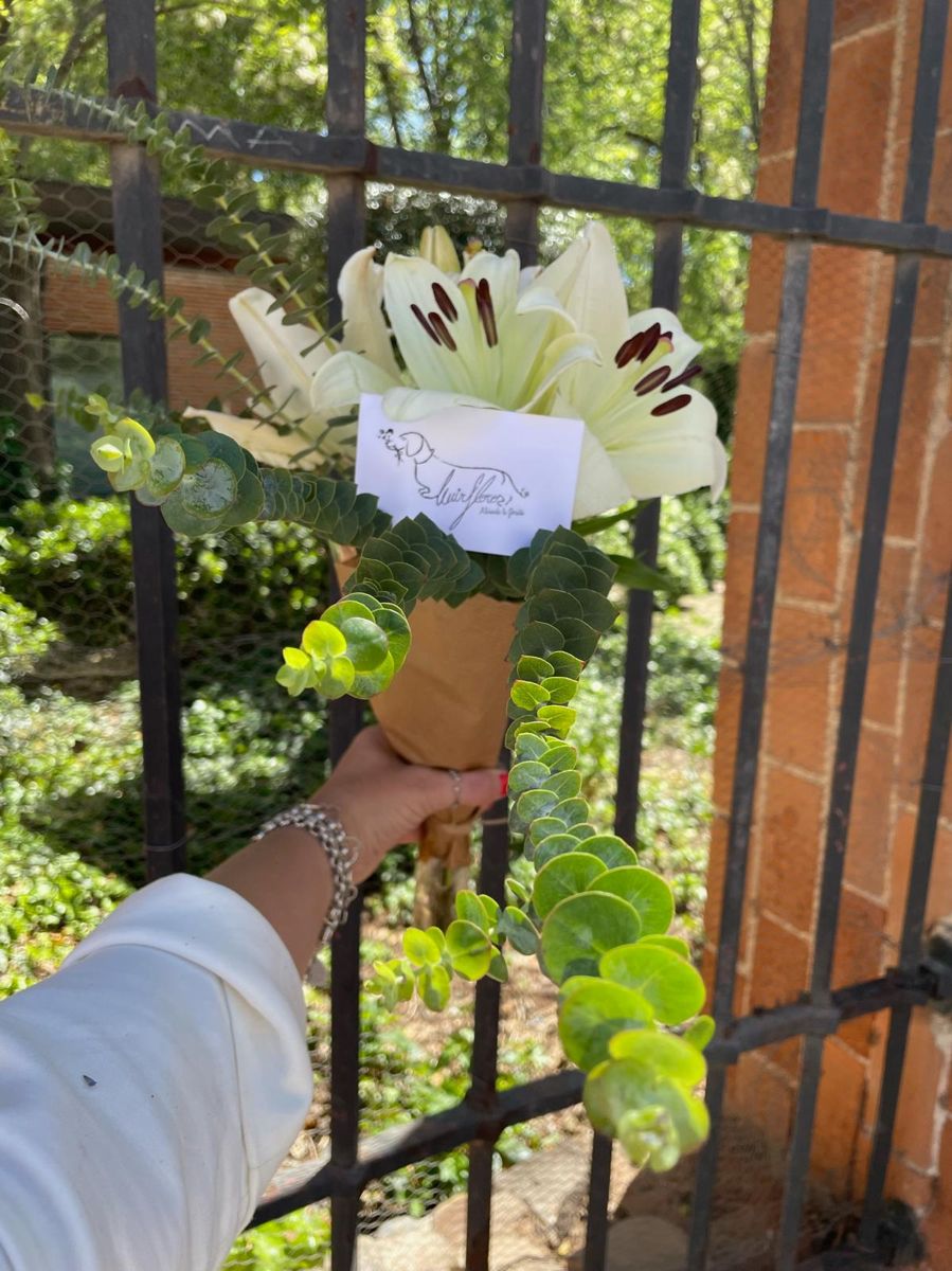 Ramo de lirios blancos con eucalipto en papel kraft y tarjeta de MirFlores