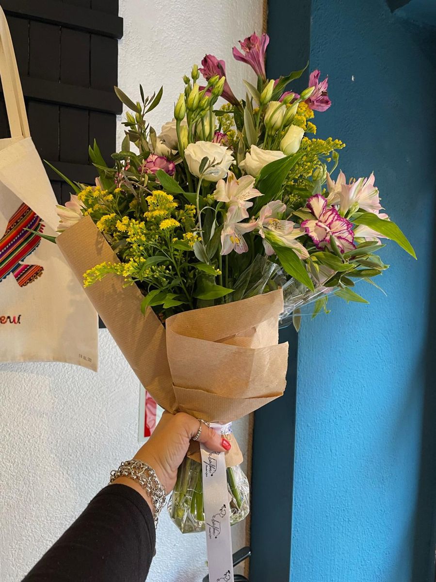 Ramo en papel kraft con alstroemeria, solidago y cinta con logo de MirFlores