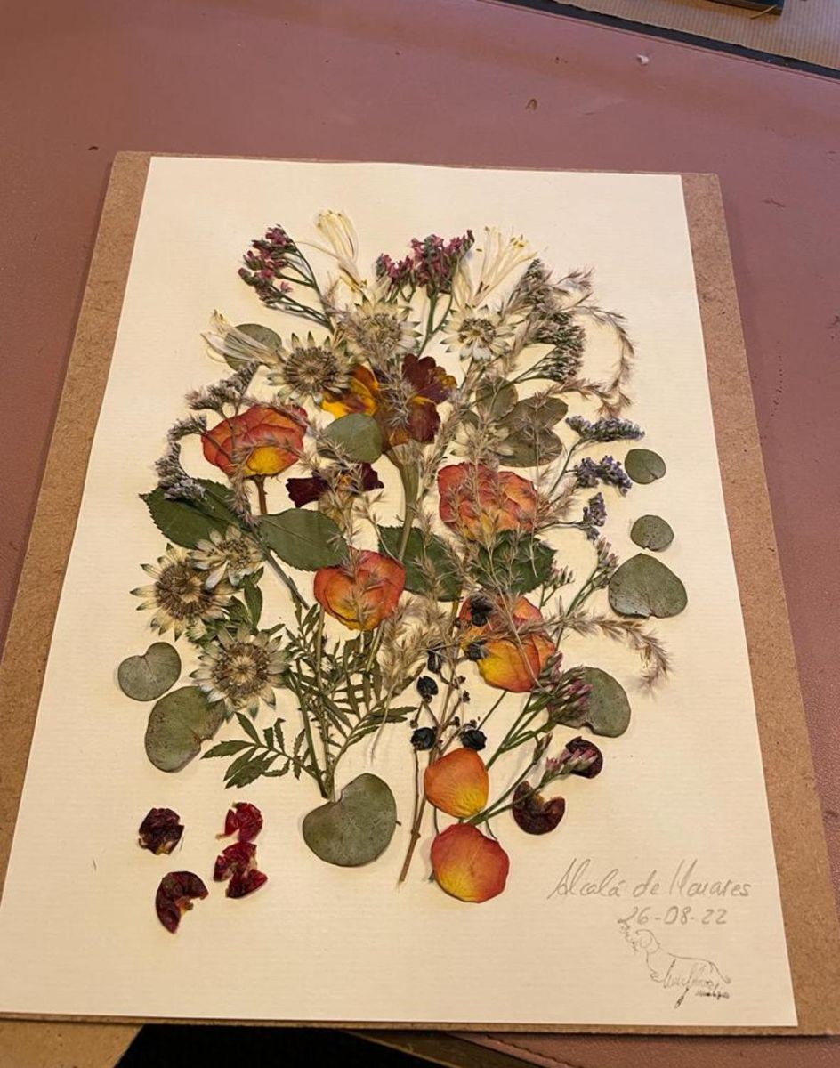 Cuadro de flores prensadas enmarcado con rosas, eucalipto y flores secas