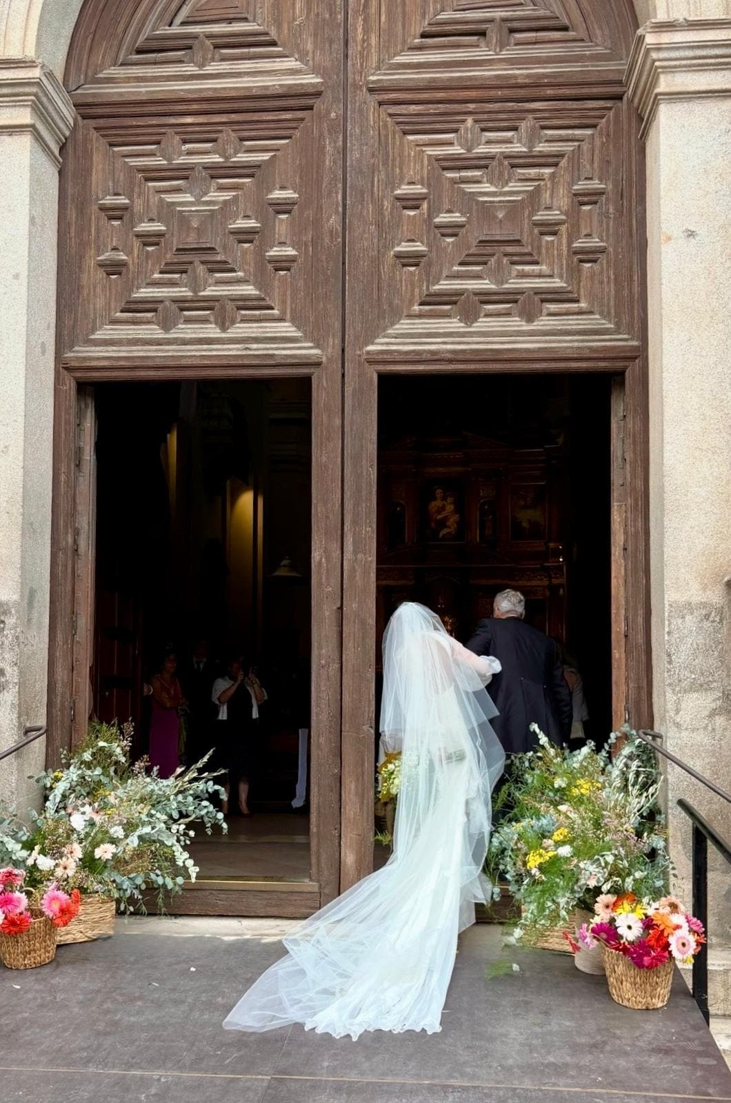 Novia con velo entrando a la iglesia junto a su padre