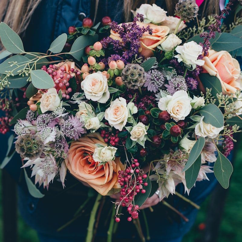 Bouquet silvestre con flores lilas y verdor